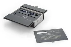 Parker® Parker Duofold Classic Blue & Black International Vulpen 5 Parker® Parker Duofold Classic Blue & Black International Vulpen -Pen Winkel 1947985 Parker Duofold Classic Blue and Black International Fountain Pen 3