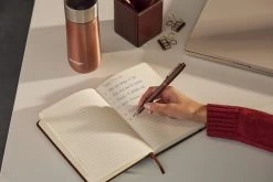 Parker® Parker IM Monochrome Burgundy Vulpen -Pen Winkel Parker IM Monochrome Burgundy FP Sfeer 2