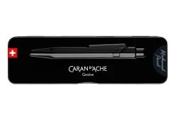 Caran D'Ache 844 Black Code Vulpotlood -Pen Winkel carandache 849 blackcode mp 3